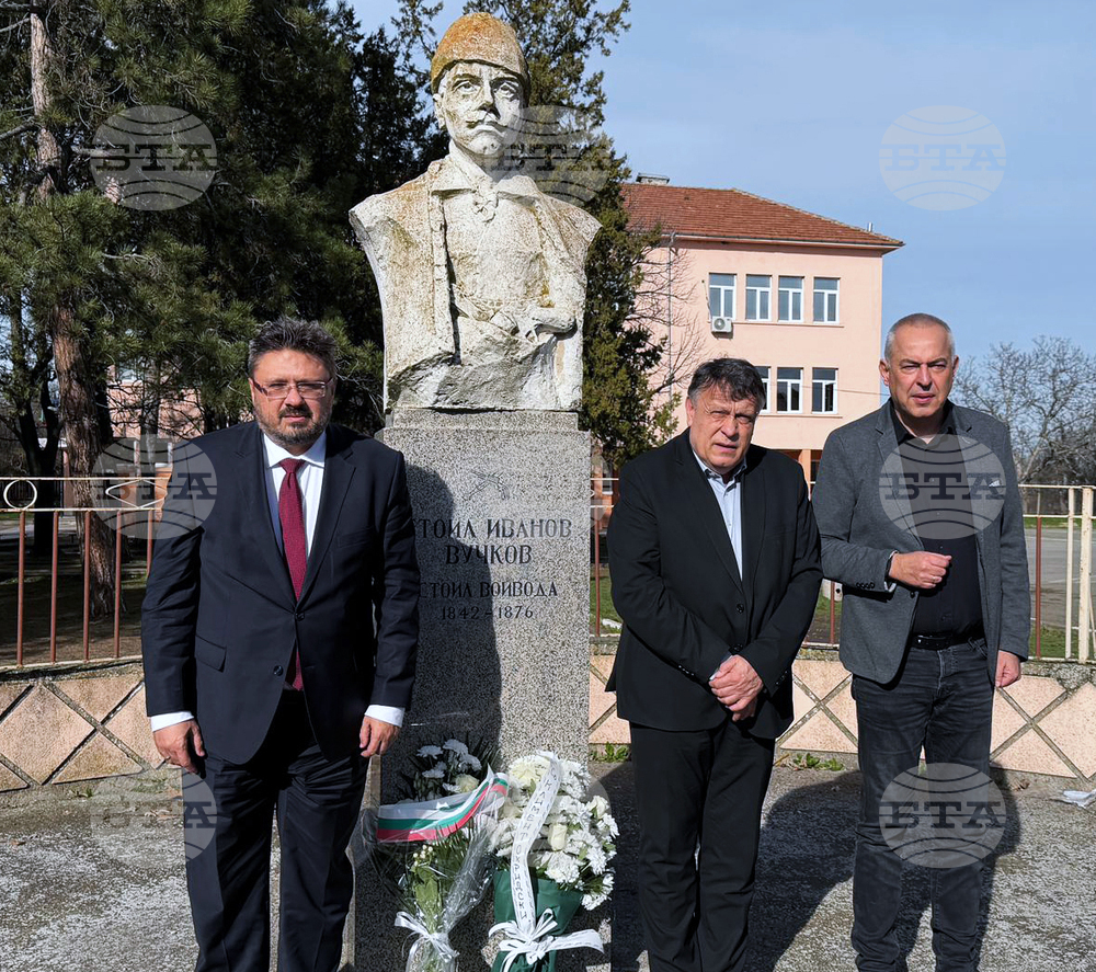 Sliven - Stoil Voyvoda – monument – flower laying