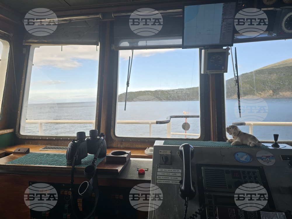 Антарктида - 34-та българска антарктическа експедиция - научноизследователски кораб „Св. св. Кирил и Методий“