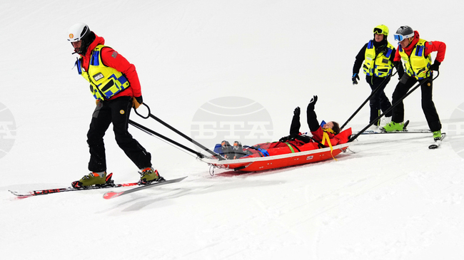 Тежко падане на канадката Каси Шарп беляза квалификациите в халфпайпа на ските свободен стил на Игрите в Милано-Кортина