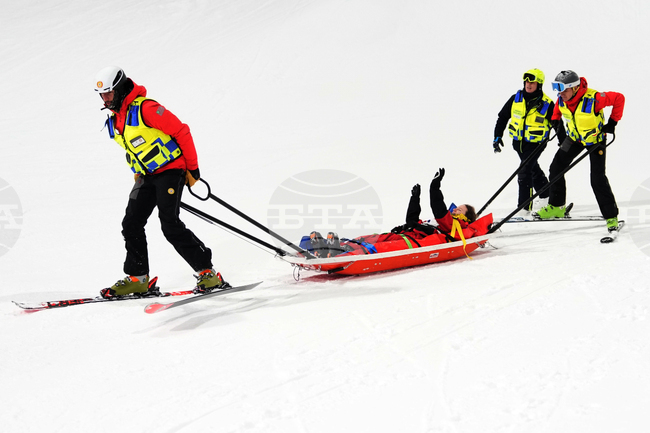 Тежко падане на канадката Каси Шарп беляза квалификациите в халфпайпа на ските свободен стил на Игрите в Милано-Кортина