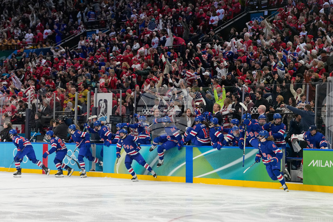 САЩ е новият олимпийски шампион по хокей на лед за жени след успех над Канада с продължение