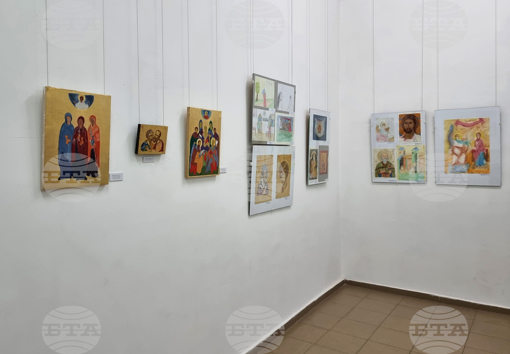 Откриха изложба с икони и картини, рисувани от деца в Стара Загора