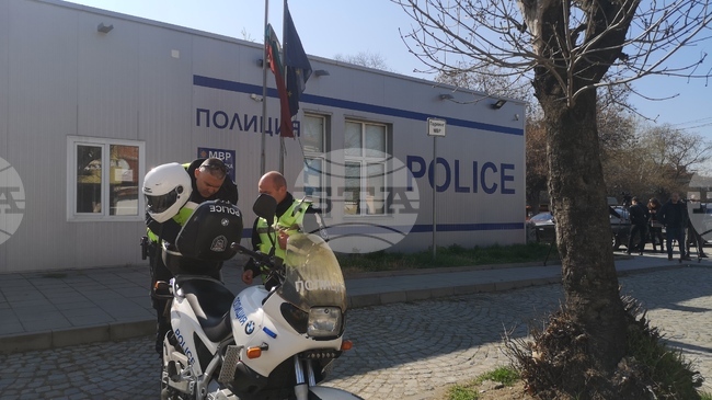 Задържан е 22-годишен младеж от Пловдив, заснет от очевидец да шофира лек автомобил, докато вдишва райски газ, съобщи МВР