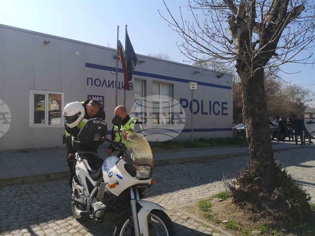 Задържан е 22-годишен младеж от Пловдив, заснет от очевидец да шофира лек автомобил, докато вдишва райски газ, съобщи МВР