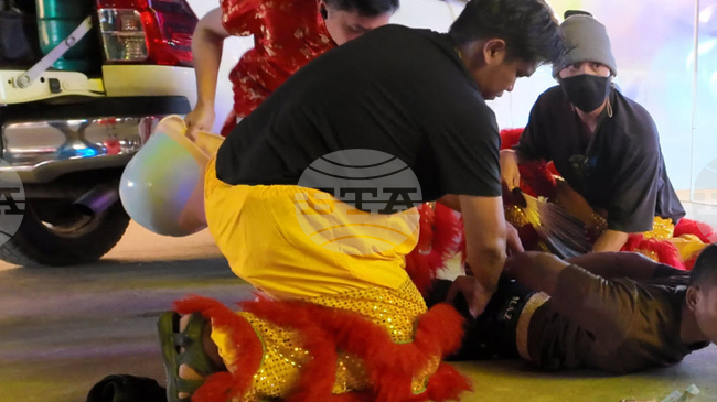 Тайландски полицаи се дегизираха като танцуващи лъвове, за да заловят сериен обирджия