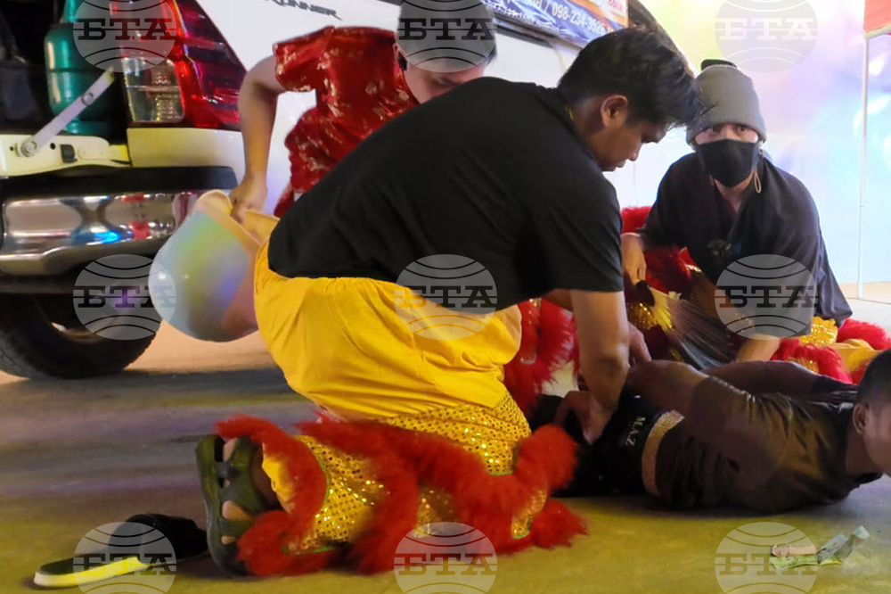 Тайландски полицаи се дегизираха като танцуващи лъвове, за да заловят сериен обирджия