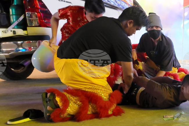 Тайландски полицаи се дегизираха като танцуващи лъвове, за да заловят сериен обирджия