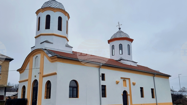 Напредва ремонтът на храм „Света Троица“ в село Горна Митрополия