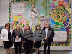 Началникът на Регионалното управлението на образованието в София-град д-р Елеонора Лилова откри художествено пано в чест на Апостола в 50-о училище. Снимка: РУО в София-град