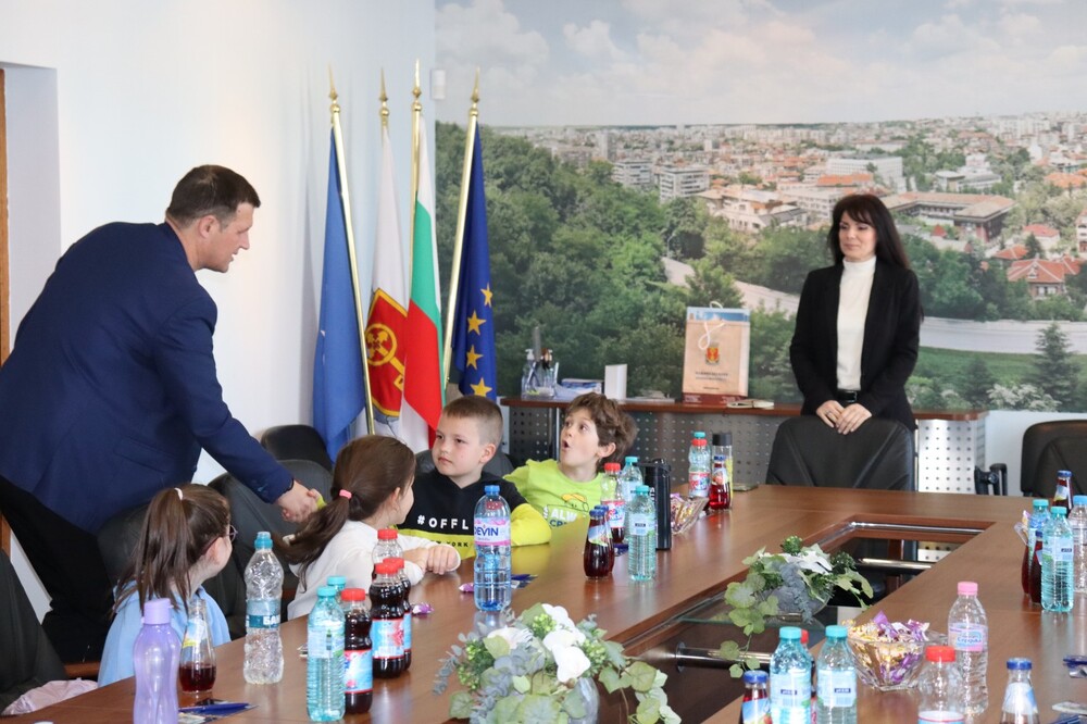 Община Хасково: Учениците от 2 Б клас от училище „Св. Климент Охридски“ гостуваха днес на кмета на Община Хасково Станислав Дечев
