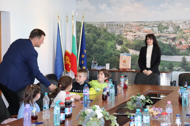 Община Хасково: Учениците от 2 Б клас от училище „Св. Климент Охридски“ гостуваха днес на кмета на Община Хасково Станислав Дечев