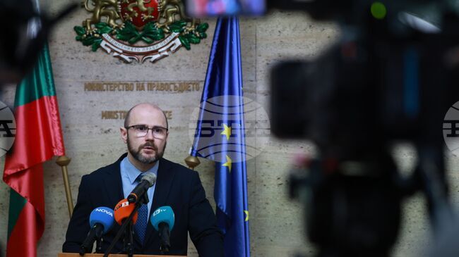 Имам предвид възможности за предложения за временно изпълняващ функциите главен прокурор, каза служебният министър на правосъдието