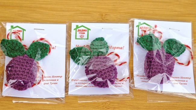  Занаятчии, търговци и представители на социални услуги участват в базар за мартеници в Троян