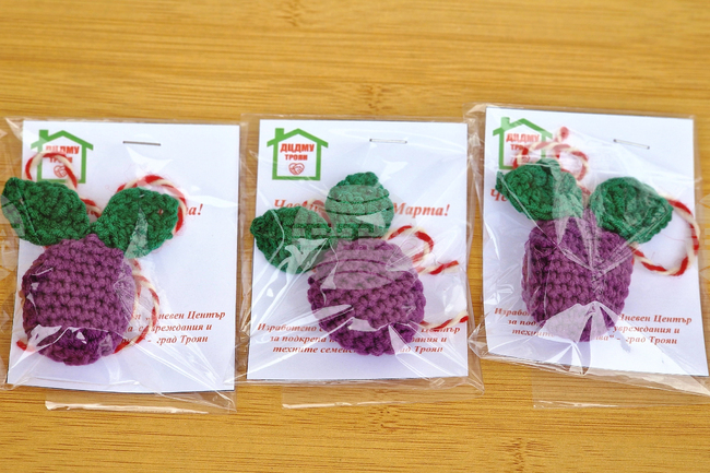  Занаятчии, търговци и представители на социални услуги участват в базар за мартеници в Троян