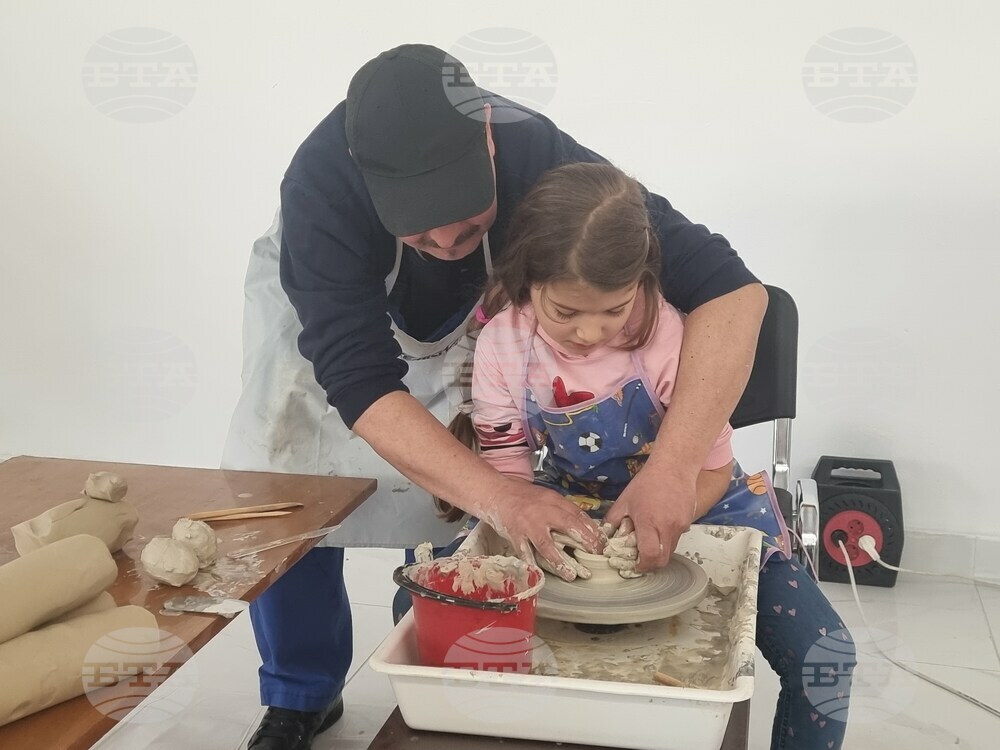 Демонстрация на работа с грънчарско колело организира плевенската галерия "Илия Бешков"