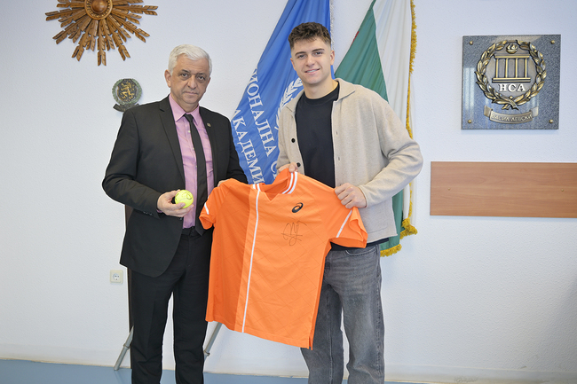 Ректорът на НСА се срещна с тенисиста Александър Василев