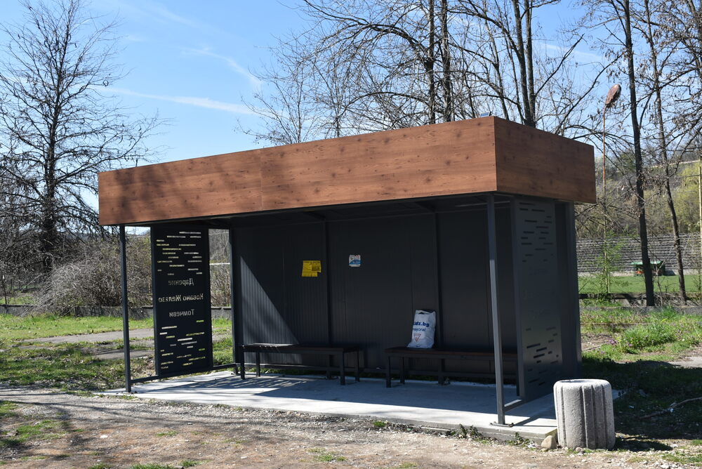 Община Ловеч поетапно подменя старите градски автобусни спирки с нови 