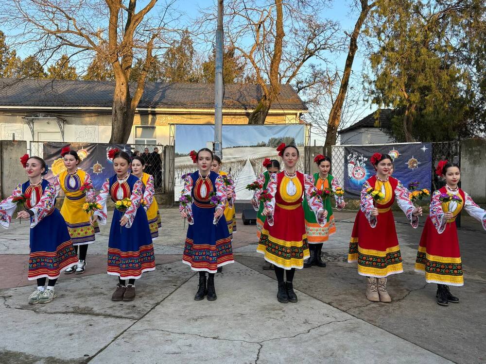 Български хореографски композиции „Македонско девойче“ и „Бесарабско хоро“ бяха представени на фестивала „Трифон Зарезан“ в Болград, Украйна