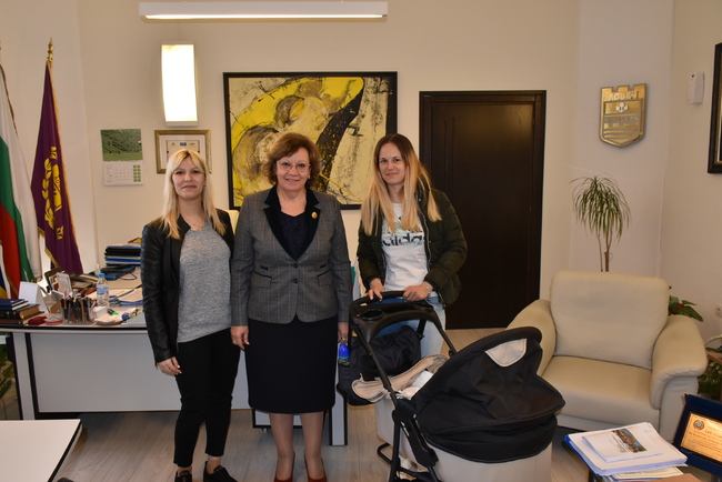 Община Ловеч: Преди Благовещение кметът на Ловеч се срещна с млади майки