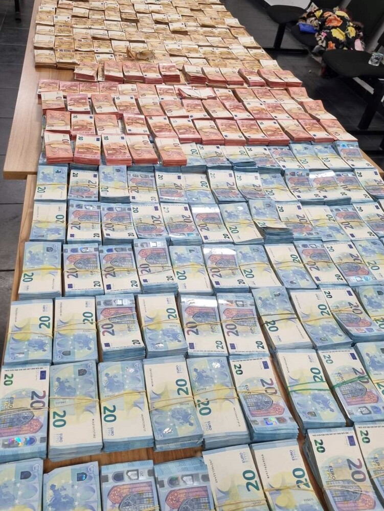 Апелативна прокуратура – Пловдив: Районна прокуратура - Хасково привлече като обвиняем и задържа турски гражданин за недекларирана валута за общо 3 056 698 лева, открита в лек автомобил на ГКПП - Капитан Андреево