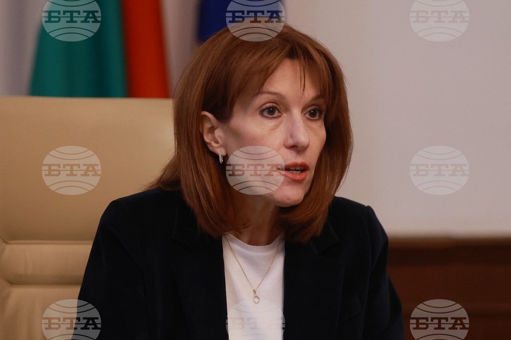 Трябва да работим в пълен синхрон, така че да можем да произведем свободни избори, каза председателят на ЦИК на среща със служебния премиер