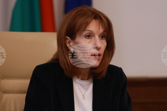 Трябва да работим в пълен синхрон, така че да можем да произведем свободни избори, каза председателят на ЦИК на среща със служебния премиер