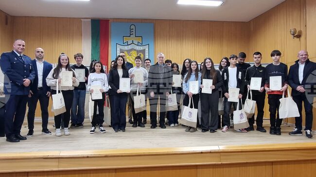 В Областната дирекция на МВР в Ямбол наградиха победителите в конкурса за плакат на тема „Силата е в добротата“