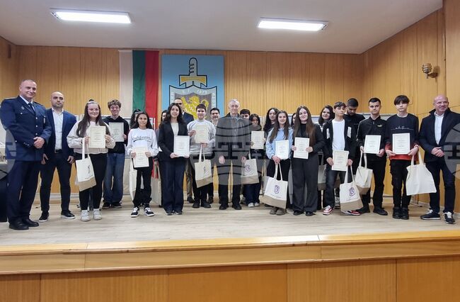 В Областната дирекция на МВР в Ямбол наградиха победителите в конкурса за плакат на тема „Силата е в добротата“