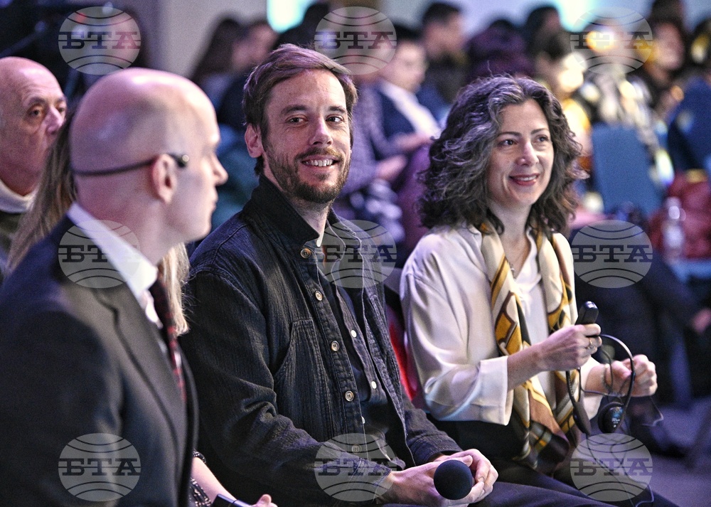 „Отвъд екраните: Как да съхраним детството в дигиталния свят" - дискусия