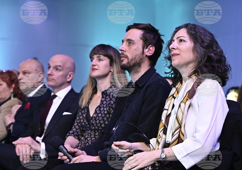 „Отвъд екраните: Как да съхраним детството в дигиталния свят" - дискусия