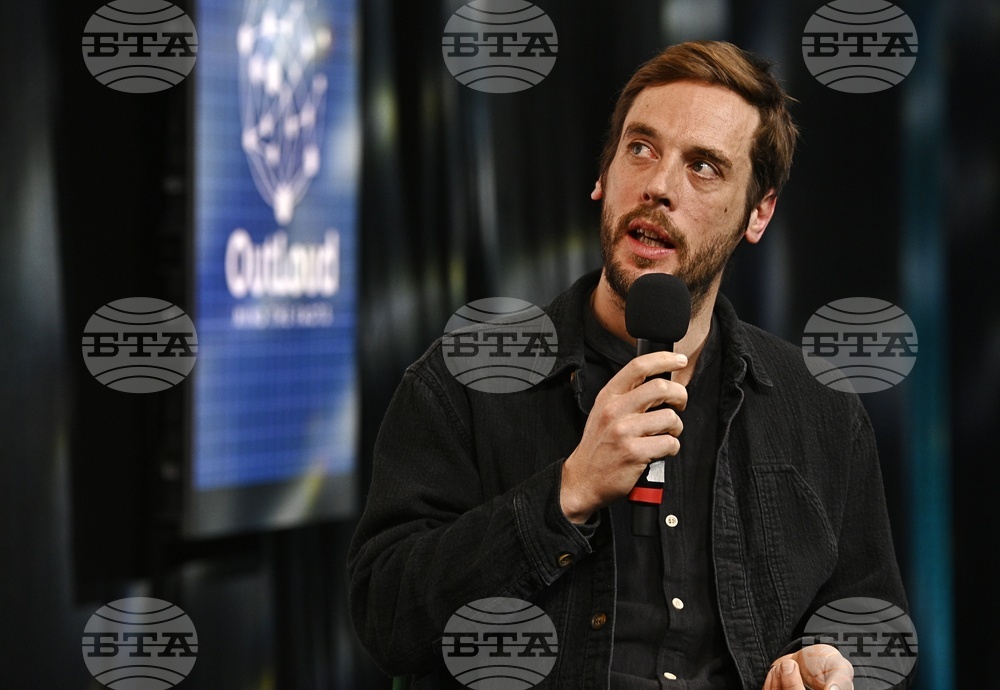 „Отвъд екраните: Как да съхраним детството в дигиталния свят" - дискусия