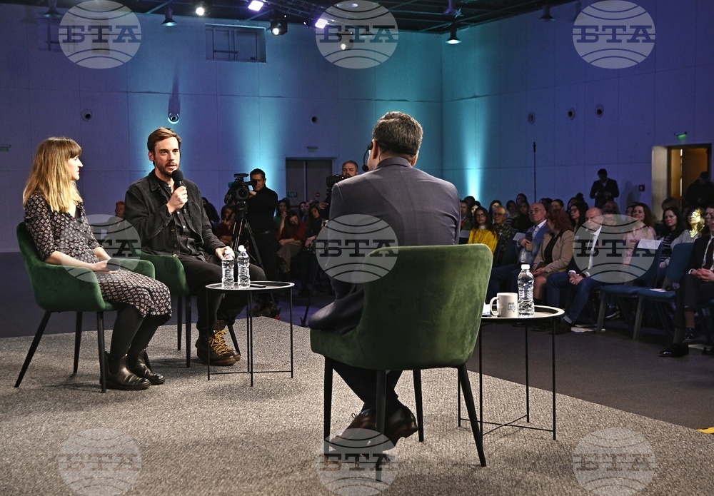 „Отвъд екраните: Как да съхраним детството в дигиталния свят" - дискусия