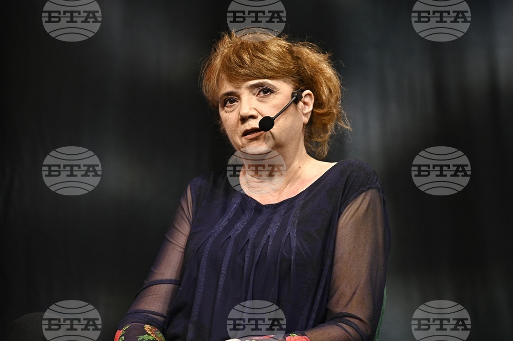 „Отвъд екраните: Как да съхраним детството в дигиталния свят" - дискусия