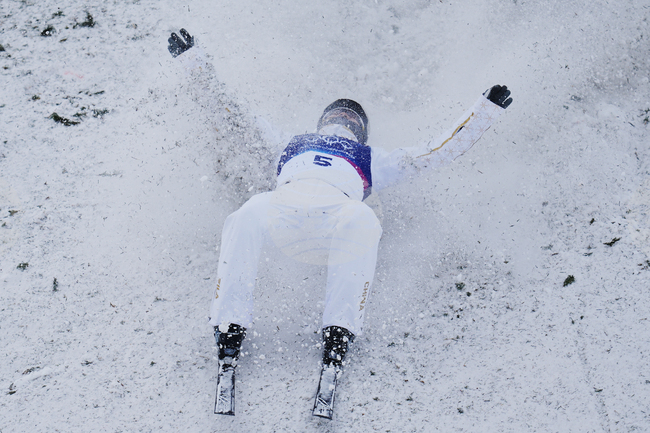 Китаец последва съпругата си и спечели олимпийско злато във въздушната акробатика, ски-свободен стил на Игрите в Милано-Кортина