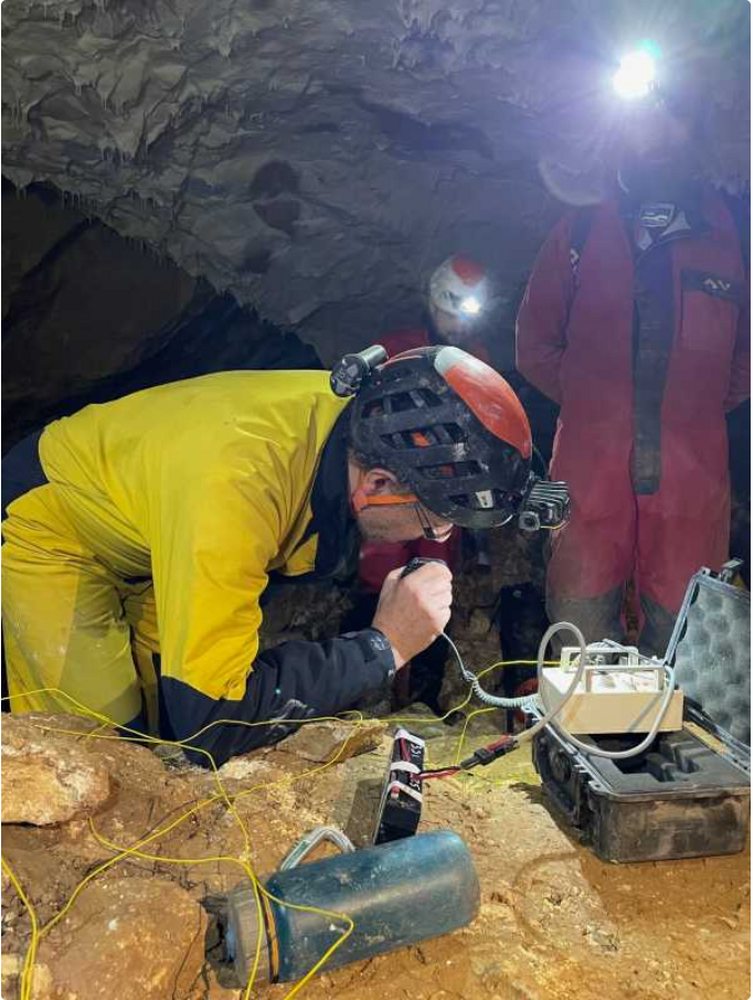 Аджерпрес: Френски и румънски спелеолози тестват безжична система за комуникация в първото учение за пещерно спасяване в Румъния