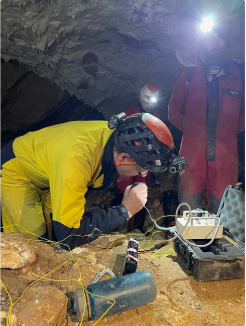 Аджерпрес: Френски и румънски спелеолози тестват безжична система за комуникация в първото учение за пещерно спасяване в Румъния