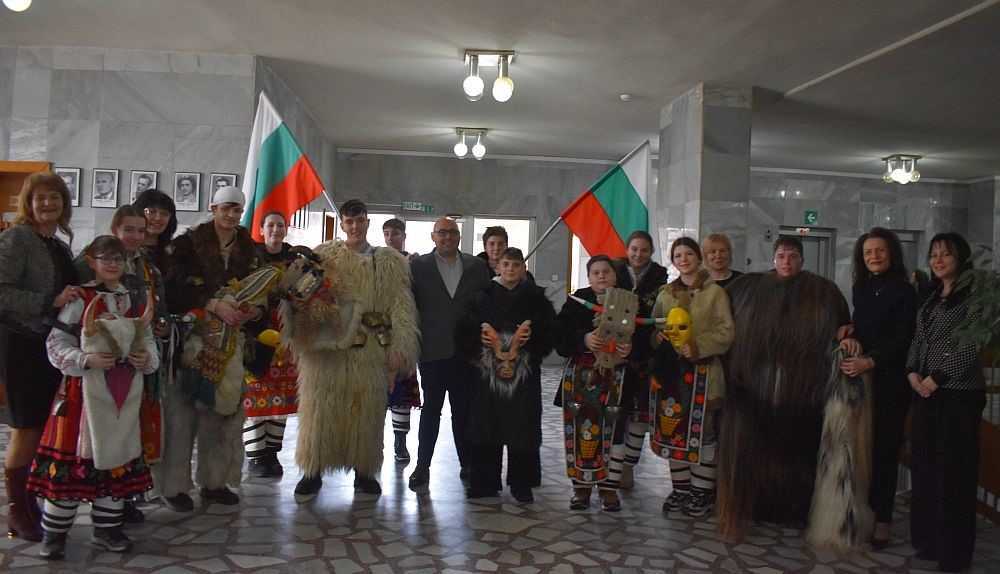 Кукери отправиха благословии за здраве, плодородие и берекет към жителите на Община Разград