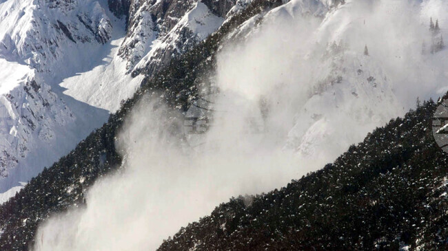 На 23 февруари 1999 г. лавина от стотици хиляди тонове сняг, движеща се с 300 км/ч, затрупва за две минути австрийското градче Галтюр 