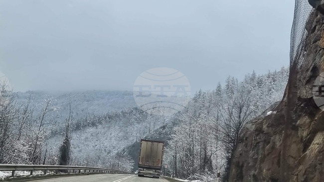 Временно се преустановява движението през Прохода на Републиката заради изтегляне на катастрофирал товарен автомобил