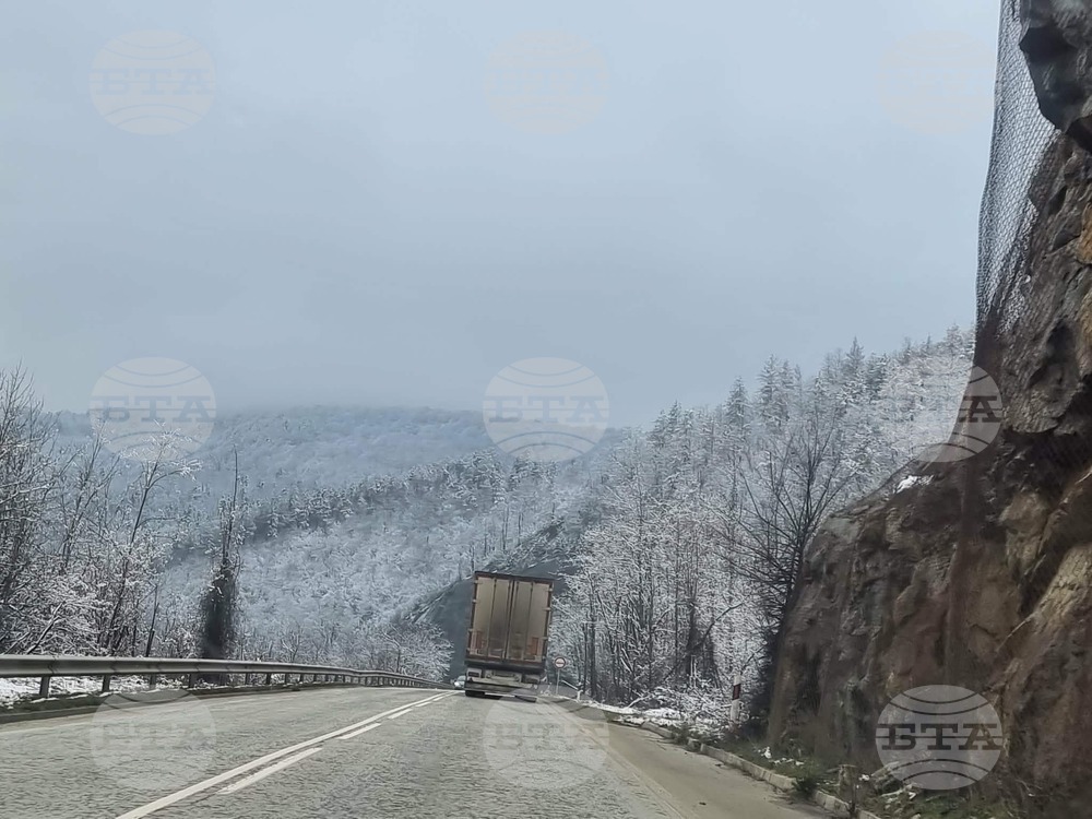 Временно се преустановява движението през Прохода на Републиката заради изтегляне на катастрофирал товарен автомобил