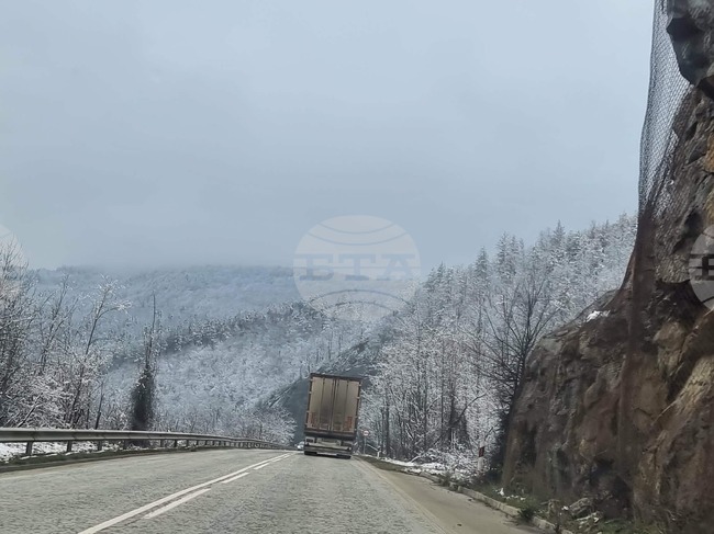 Временно се преустановява движението през Прохода на Републиката заради изтегляне на катастрофирал товарен автомобил