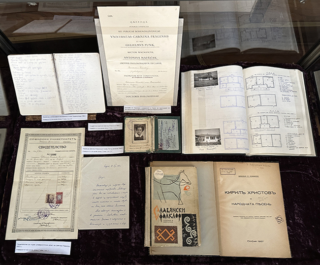 С изложбата „Първите жени в Софийския университет“ се отбелязват 125 години от постъпването на първите студентки в СУ 