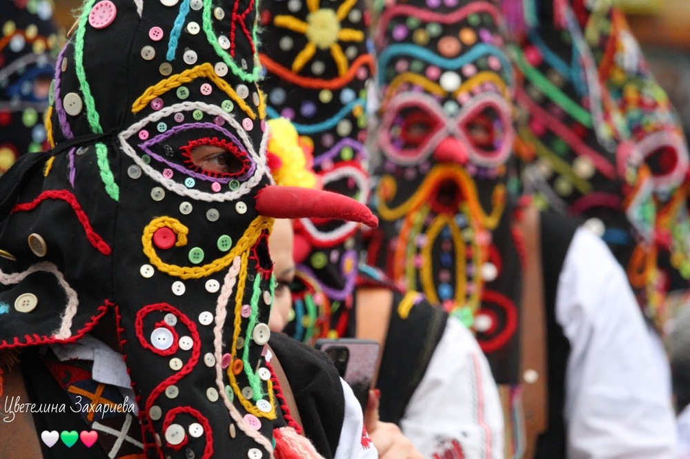 Традиция и съвремие събира изложбата „За кукерите и отвъд маските“ 