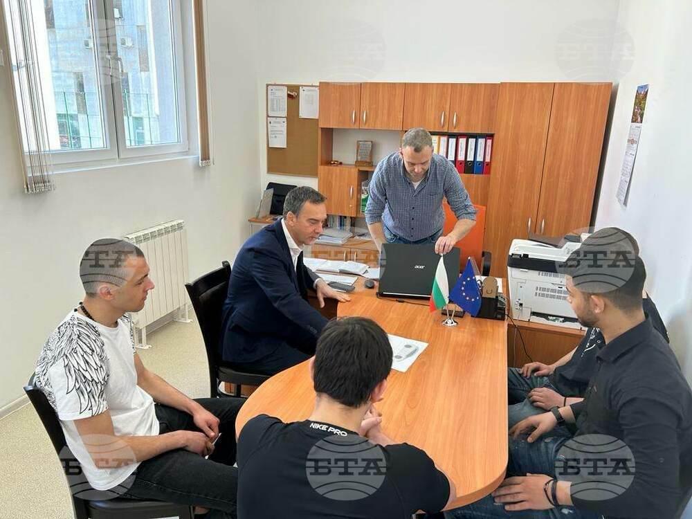 Бургаски ученици подготвят футуристичен електромобил за състезание на "Шел"