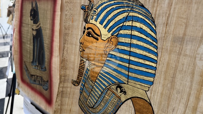 Доброволец от Египет представи културата на страната си в изложба на папирусни илюстрации в Казанлък