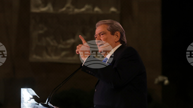 Лидерът на основната опозиционна партия в Албания е бил обгазен със сълзотворен газ по време на антиправителствен протест вчера в Тирана