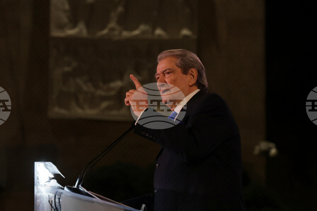 Лидерът на основната опозиционна партия в Албания е бил обгазен със сълзотворен газ по време на антиправителствен протест вчера в Тирана