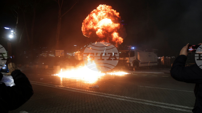 Четирима души са задържани за хвърляне на коктейли Молотов по време на опозиционен митинг в Тирана снощи