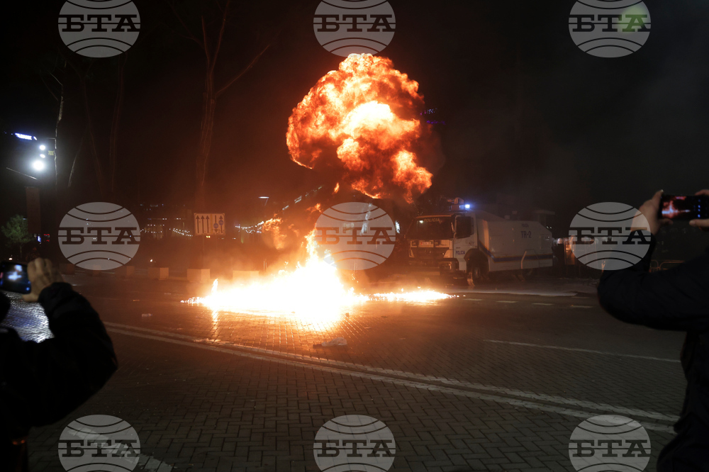 Четирима души са задържани за хвърляне на коктейли Молотов по време на опозиционен митинг в Тирана снощи