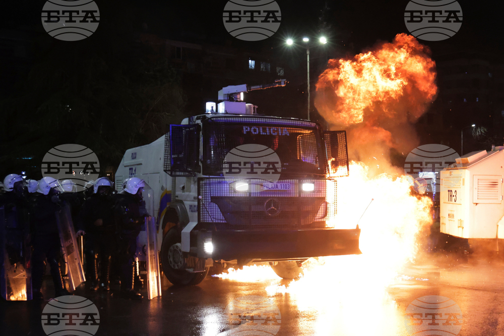 Общо 18 души, включително трима непълнолетни, бяха арестувани заради прояви на насилие на антиправителствен протест в Тирана снощи